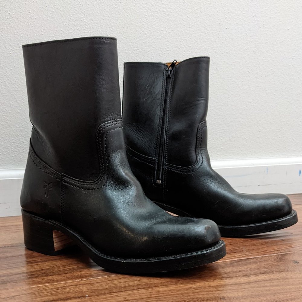 Frye Campus short inside zip - sz 8